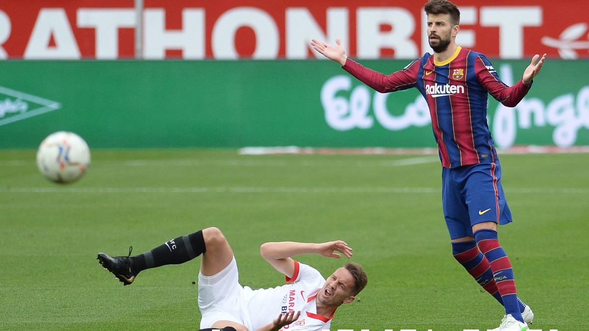 Gerard Piqué durante una acción en el Sevilla-Barcelona. (AFP)