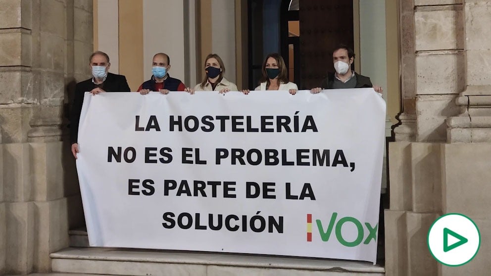 En la manifestación de los hosteleros en Sevilla, los concejales de Vox en el Ayuntamiento de Sevilla, Gonzalo García de Polavieja y Cristina Peláez; el presidente de Vox Sevilla, Javier Cortés; el diputado en el Parlamento andaluz, Macario Valpuesta; y la diputada en el Congreso, Reyes Romero.