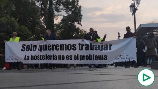 Multitudinaria protesta de los hosteleros en Sevilla: "Mítines en Cataluña sí y bares en Andalucía no".