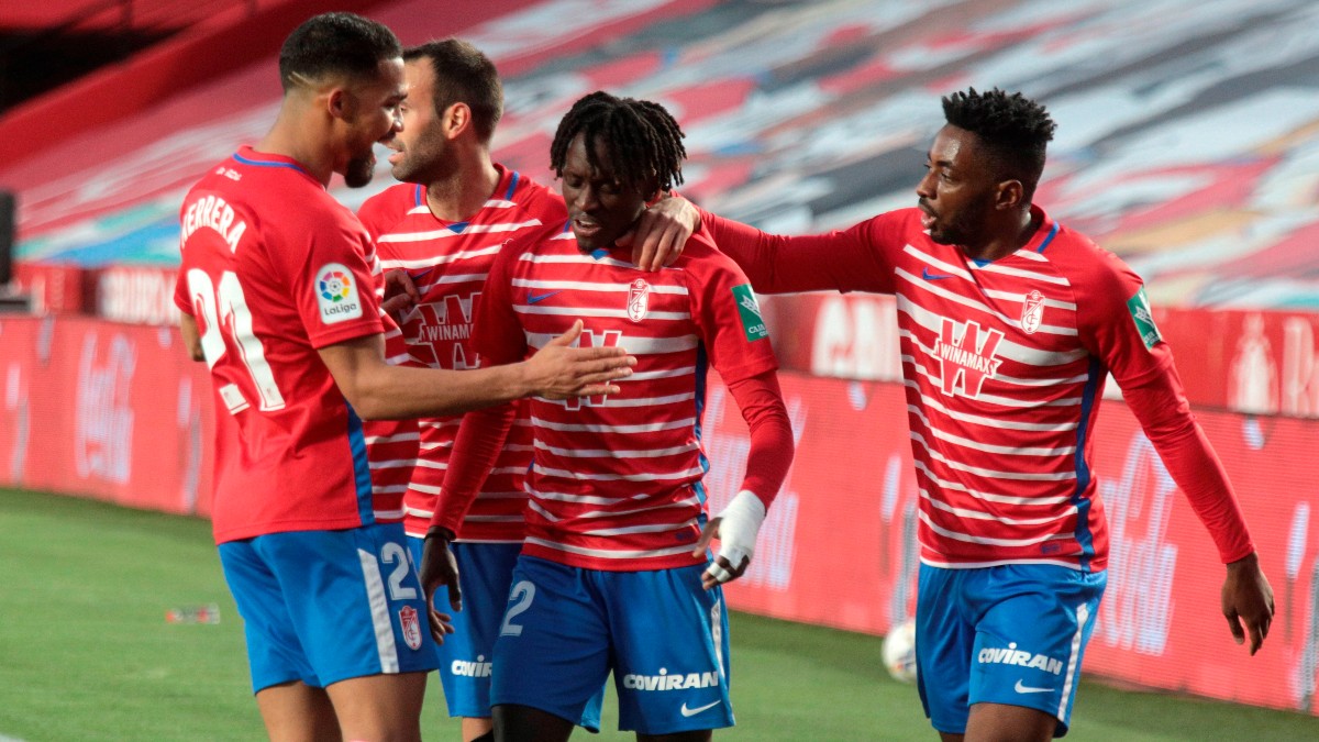 Los jugadores del Granada celebran el gol de Domingos Quina ante el Elche. (EFE)
