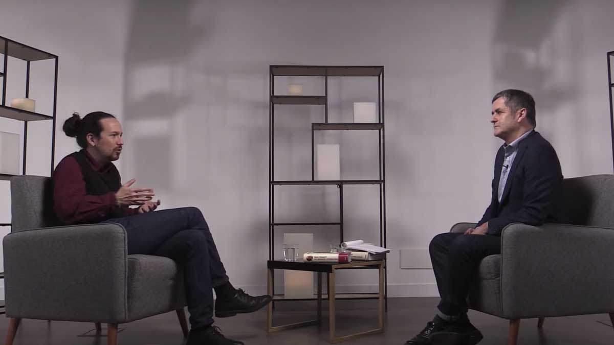 Pablo Iglesias entrevistando a Giles Tremlett