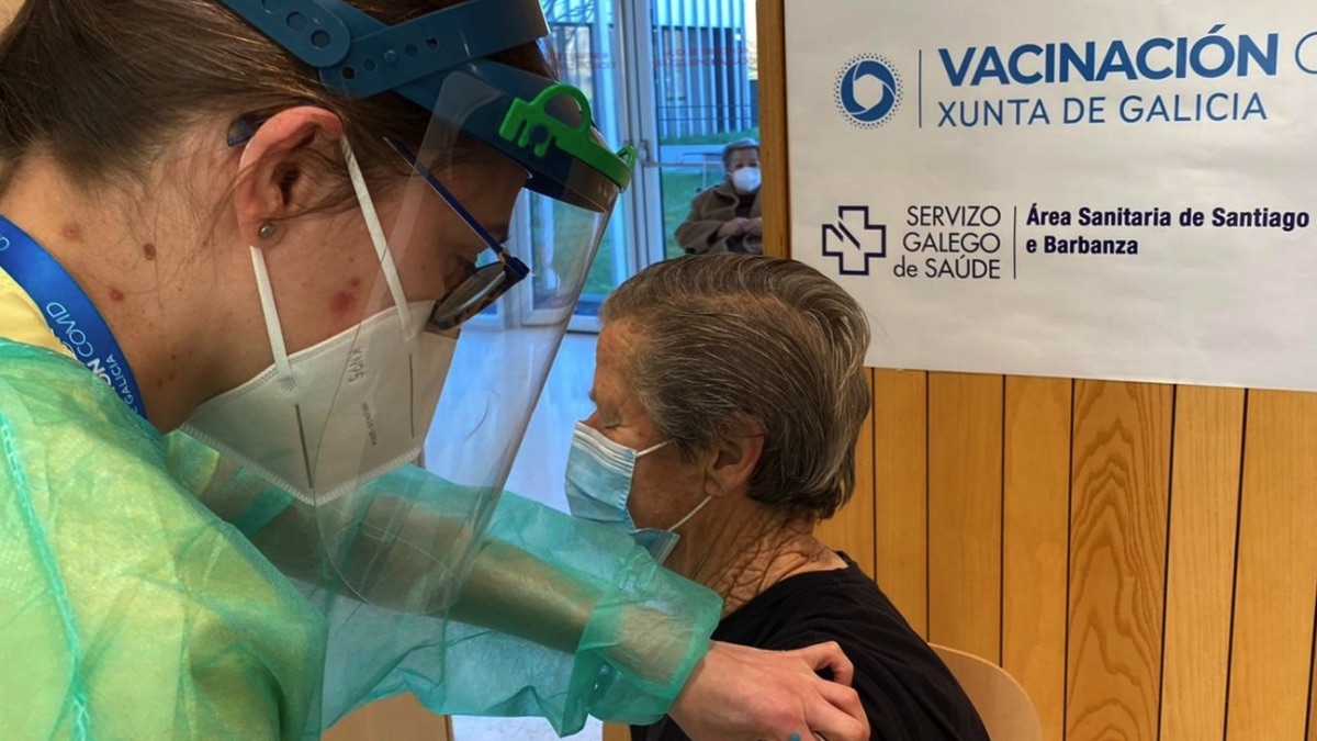 Vacunación de personas mayores de 80 años en Galicia. (Foto: SERGAS)
