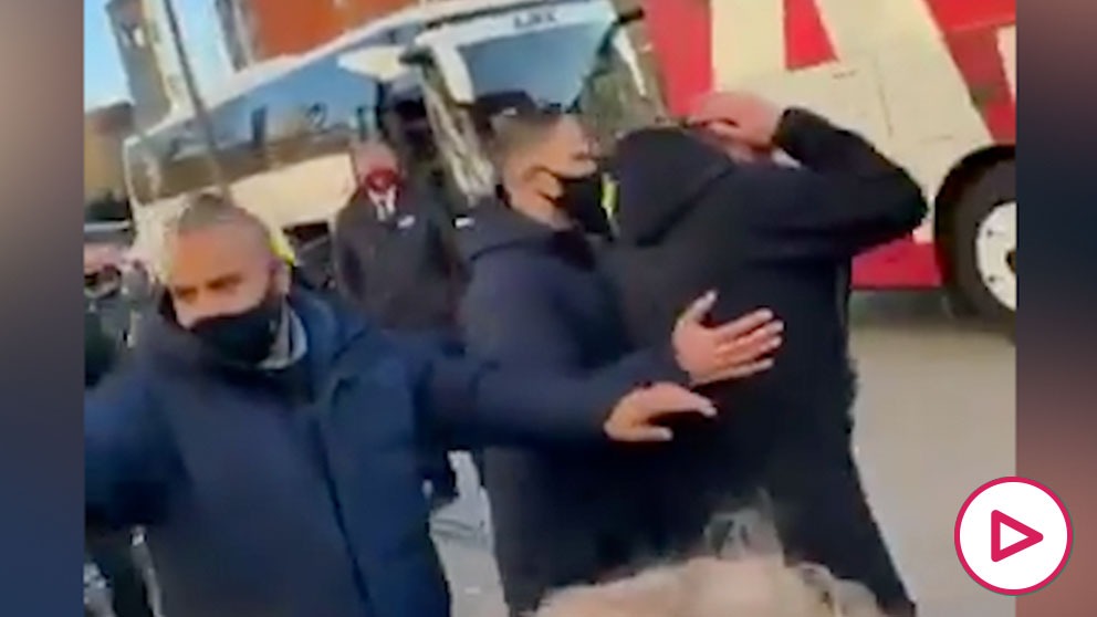 Ultras del PSV agreden a Tadic lanzándole monedas a la cara.