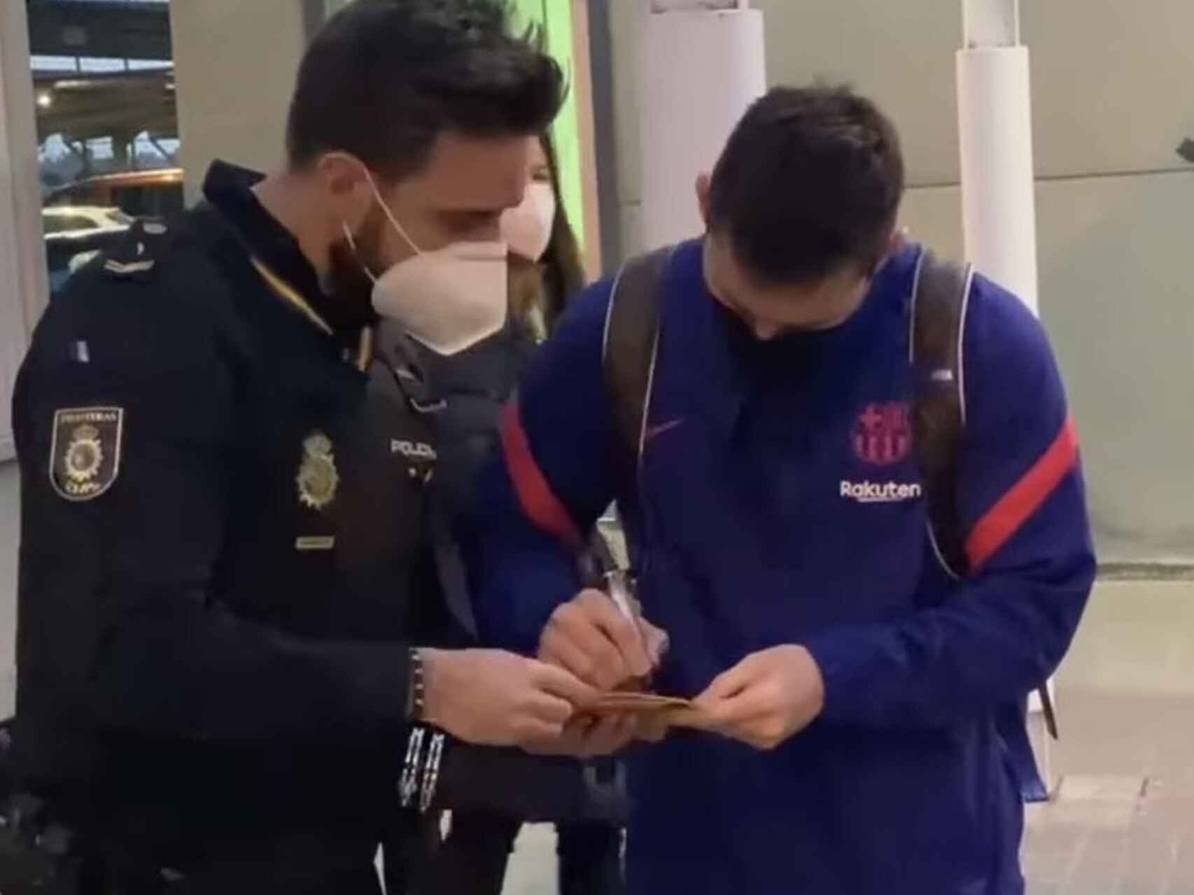 Leo Messi firma un autógrafo a un policía como reconocimiento de la detención (meme).