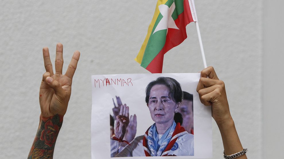 Un manifestante muestra un cartel con la imagen de Aung San Suu Kyi, detenida tras el golpe de Estado.