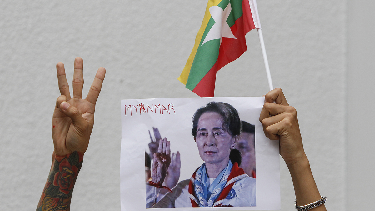 Un manifestante muestra un cartel con la imagen de Aung San Suu Kyi, detenida tras el golpe de Estado.