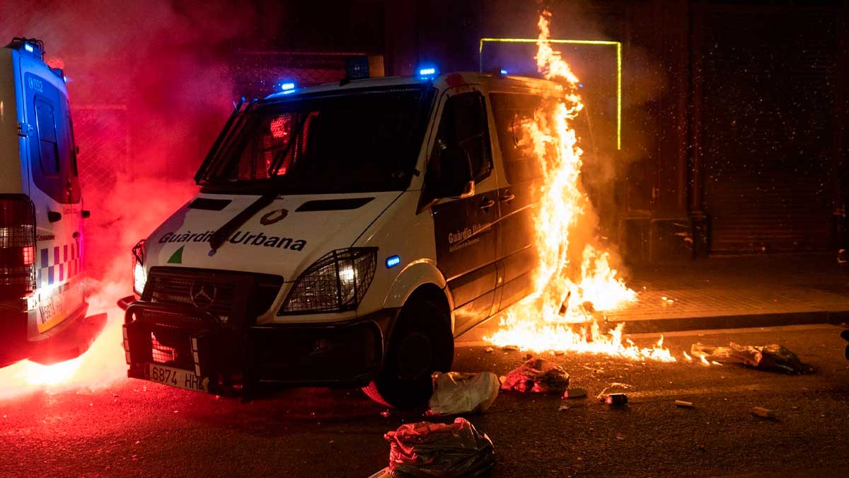 Queman una furgoneta de la Guardia Urbana de Barcelona durante los disturbios de Barcelona. foto: EP