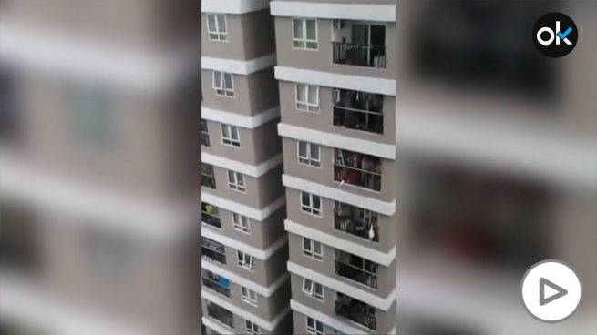 Un hombre salva a una niña de 3 años que cayó de un piso 12
