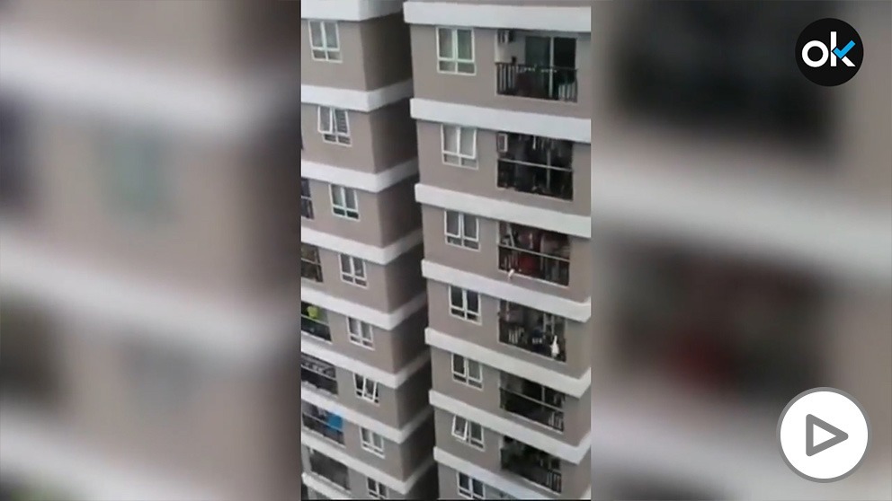 Un hombre salva a una niña de 3 años que cayó de un piso 12