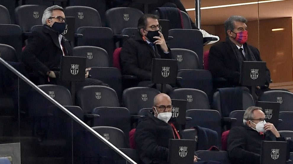 Los tres candidatos a la presidencia estuvieron en el palco del Camp Nou. (EFE)