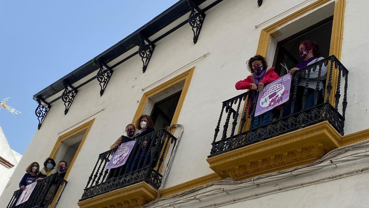 IU coloca carteles morados por el 8M en los balcones de su sede en Córdoba (Foto: IU).