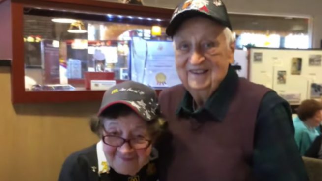 Una mujer de 100 años lleva 50 trabajando en un McDonald's