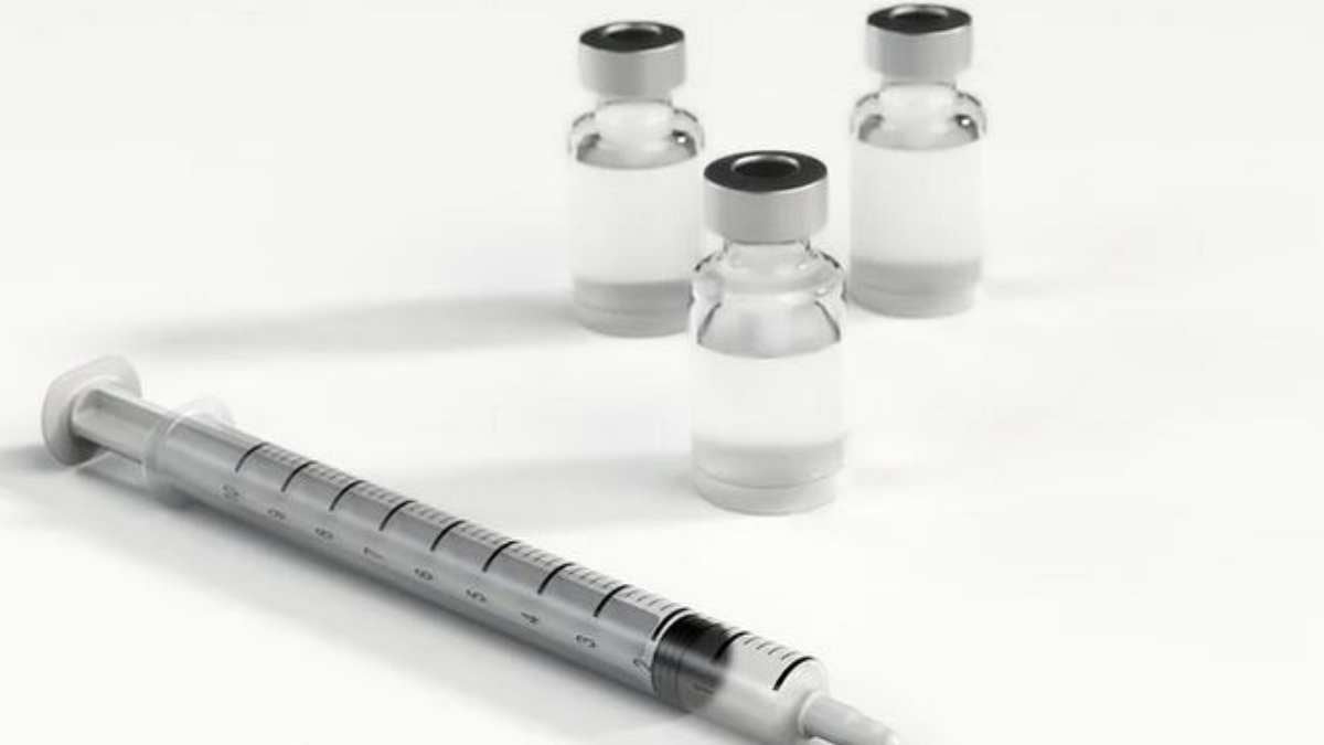 Paracetamol antes de inyectarse la vacuna de AstraZeneca, según Sanidad