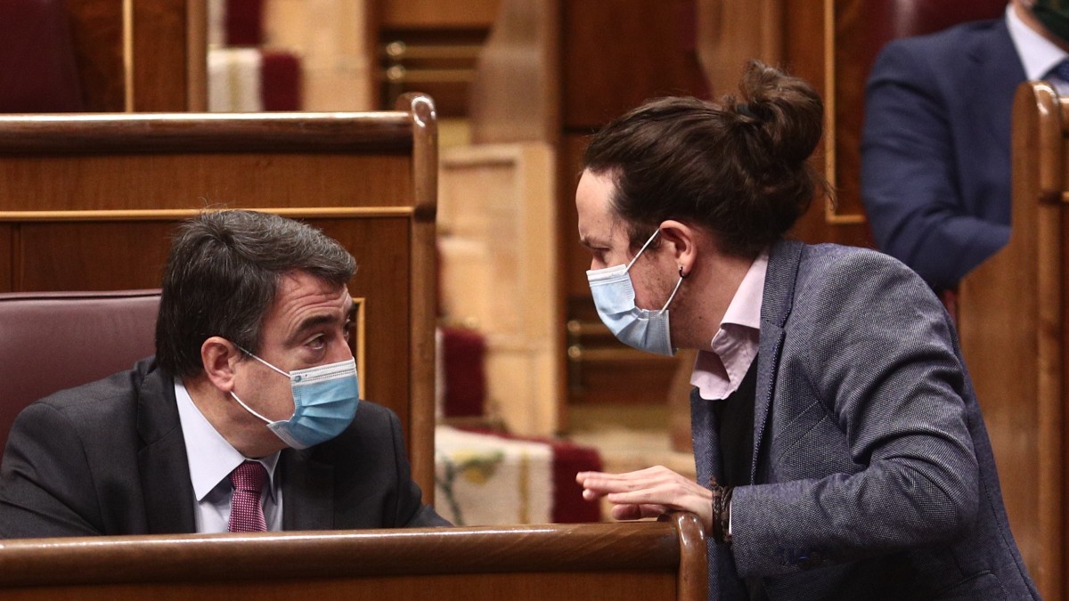 Pablo Iglesias y Aitor Esteban conversando en el Congreso de los Diputados. (Foto: EP)