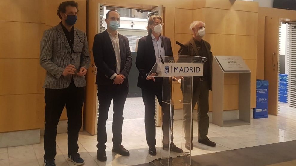Marta Higueras, junto a los concejales José Manuel Calvo, Felipe llamas y Luis Cueto en el Ayuntamiento de Madrid. (Foto: Europa Press)