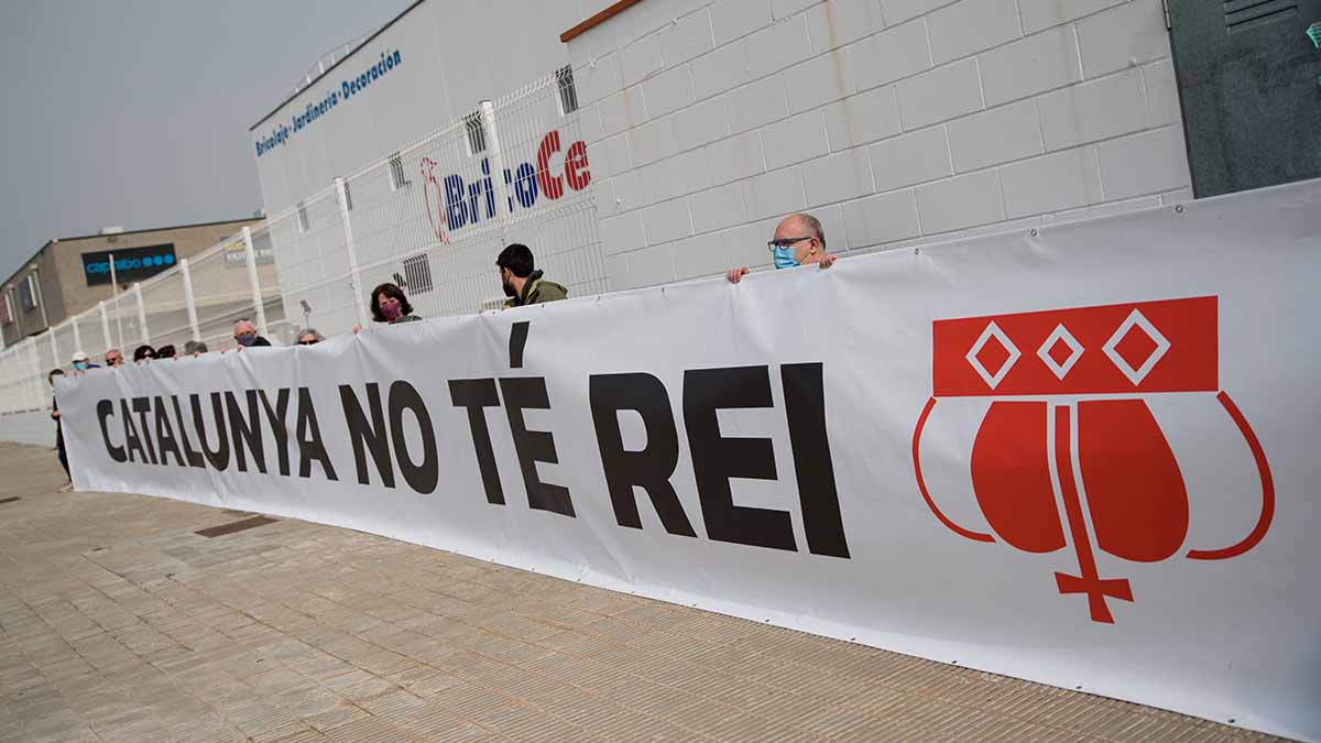 Un grupo de personas sostiene un cartel que dice Cataluña no tiene Rey». Foto: EP