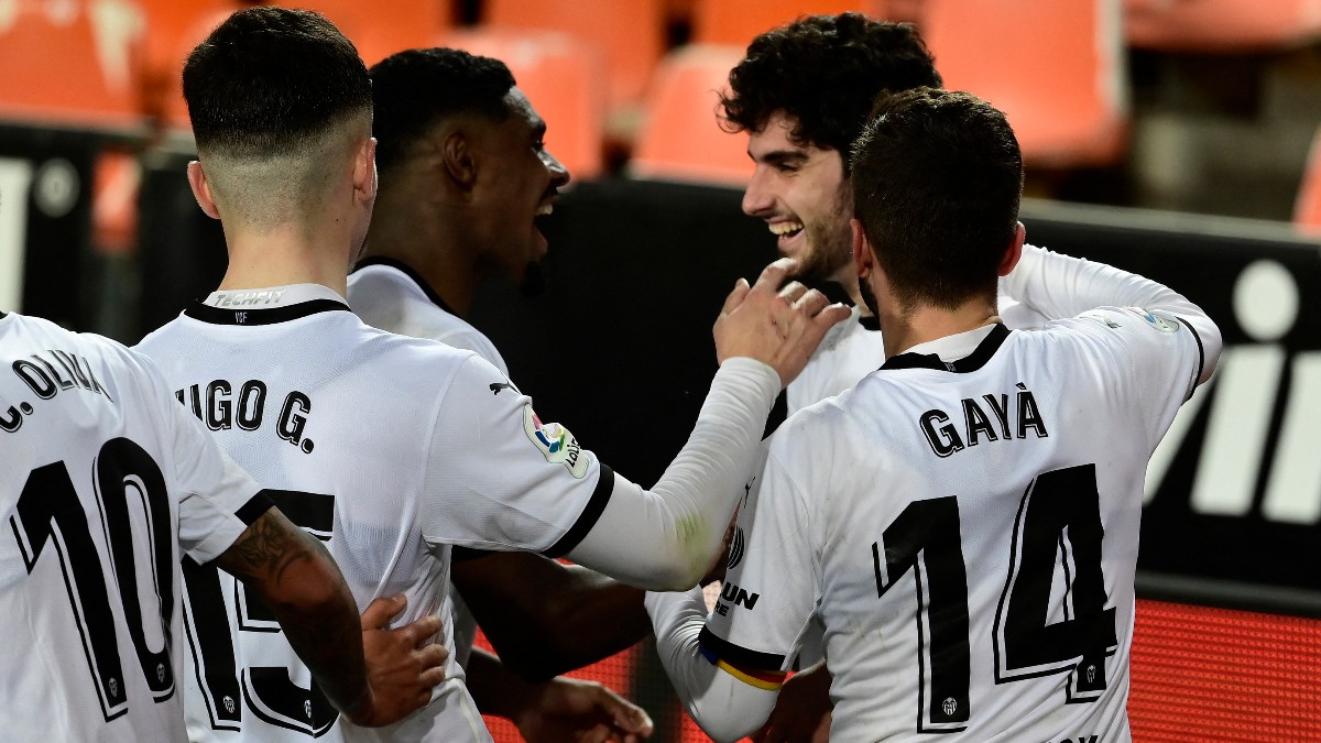 Los jugadores del Valencia celebran el gol de Guedes. (AFP)