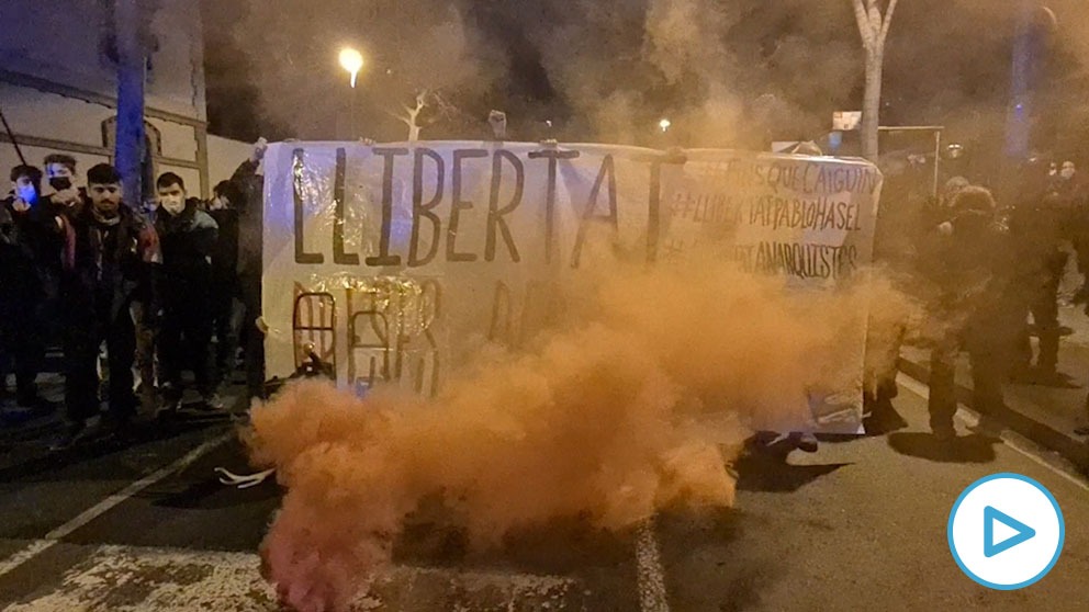 Los violentos arrojan piedras contra los Mossos en otra noche de protestas en Barcelona