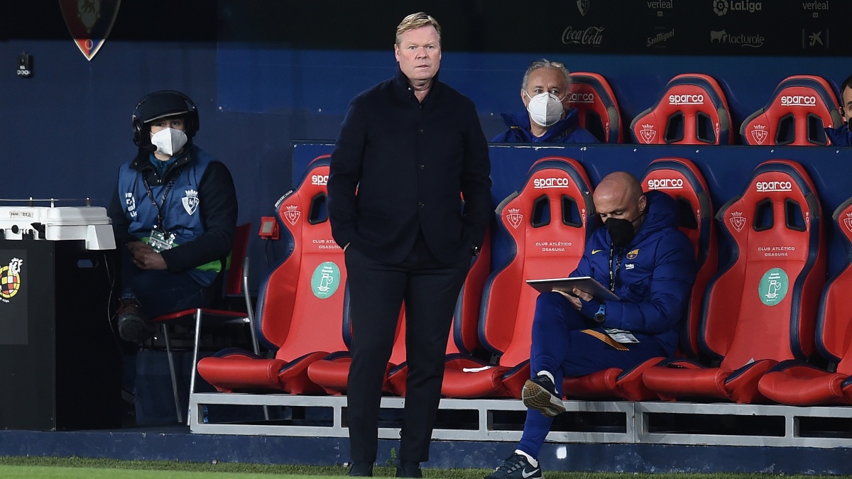 Ronald Koeman en la banda de El Sadar durante el Osasuna – Barcelona. (Getty)