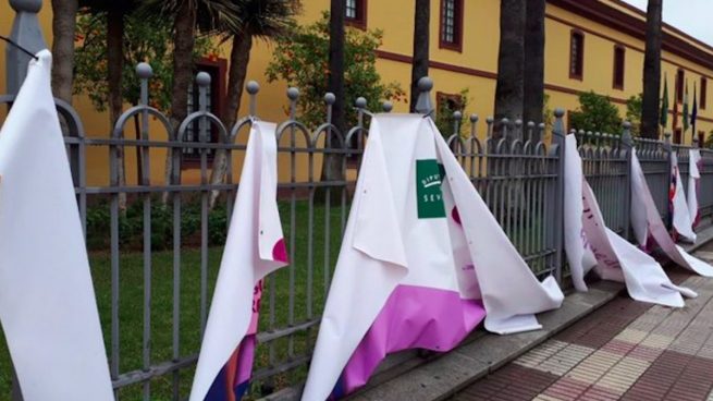 Pancarta del 8M derribada en la Diputación de Sevilla.