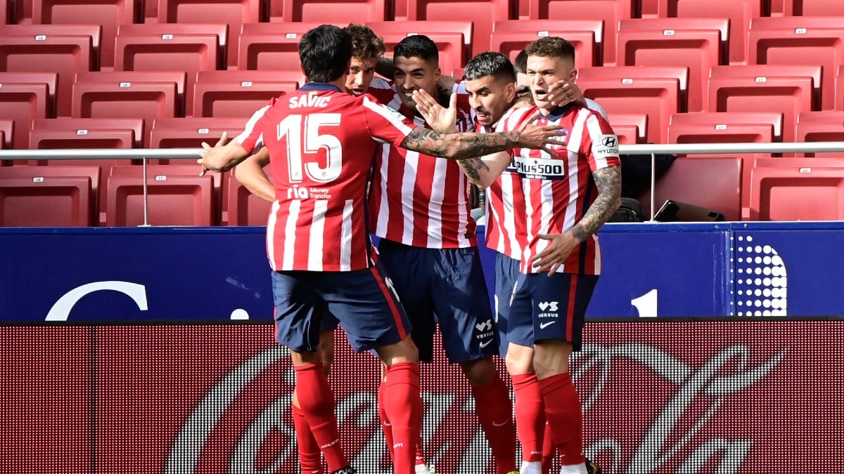 Los jugadores del Atlético de Madrid celebran el tanto de Luis Suárez. (AFP)