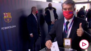 Joan Laporta votando en las elecciones a la presidencia del Barcelona.