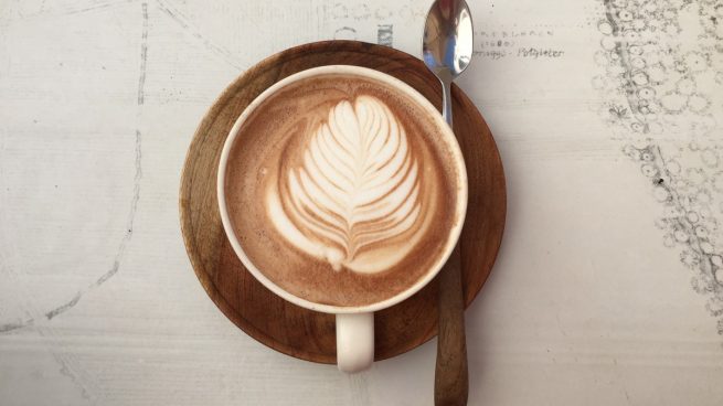 Toma nota de 4 recetas para preparar un café de cafetería en casa