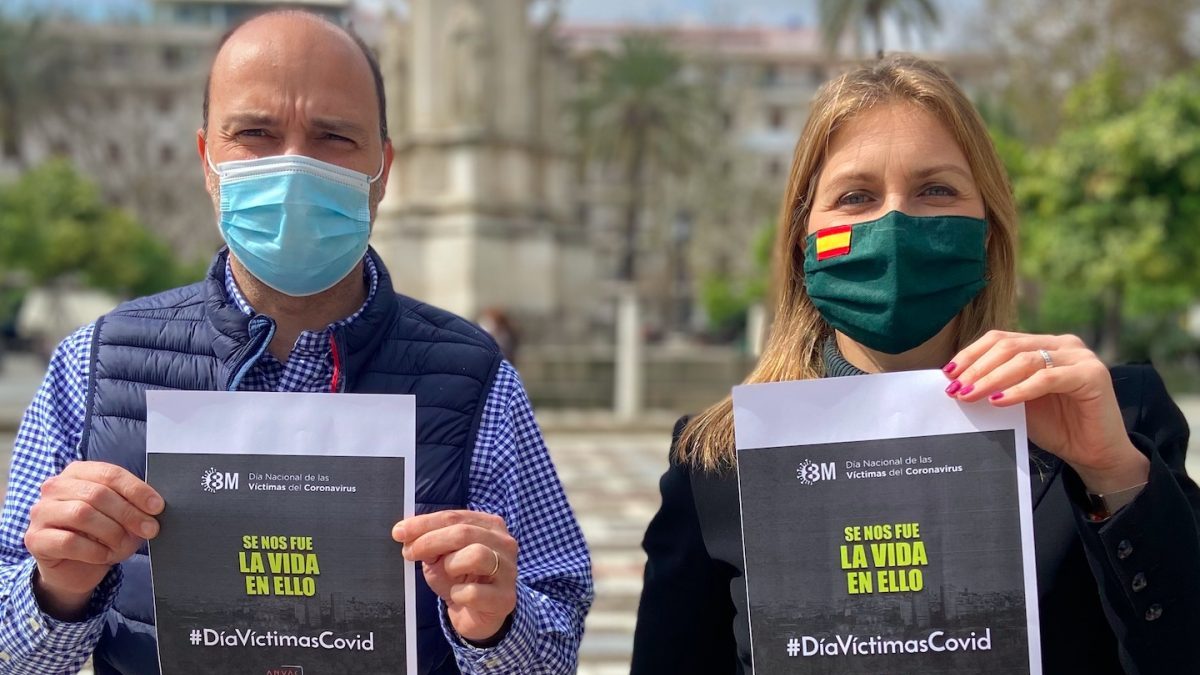 Gonzalo García de Polavieja y Cristina Peláez, diputados de Vox en el Ayuntamiento de Sevilla.