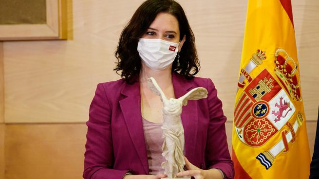 Isabel Díaz Ayuso con el premio otorgado por la Fundación Civismo.