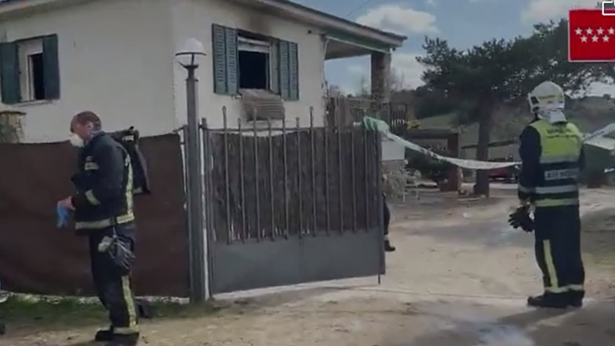 Bomberos en la vivienda incendiada en El Molar (Madrid) donde se han encontrados los cadáveres de dos adultos y un menor.