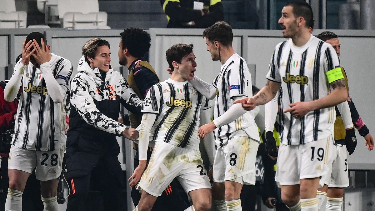 Los jugadores de la Juventus celebran uno de los goles de Chiesa ante el Oporto. (AFP)