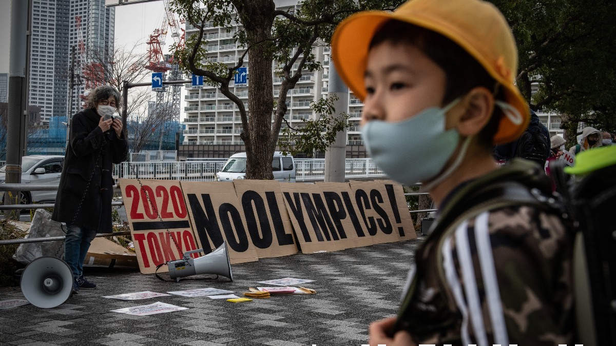 Pancarta en Tokio contra los Juegos Olímpicos. (Getty)