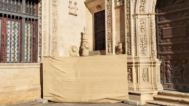 El Ayuntamiento socialista de Sevilla ignora la reparación de la Cruz de la Inquisición, mutilada en 2019