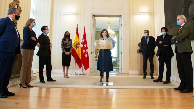 Isabel Díaz Ayuso con los consejeros del PP (Foto: EP)