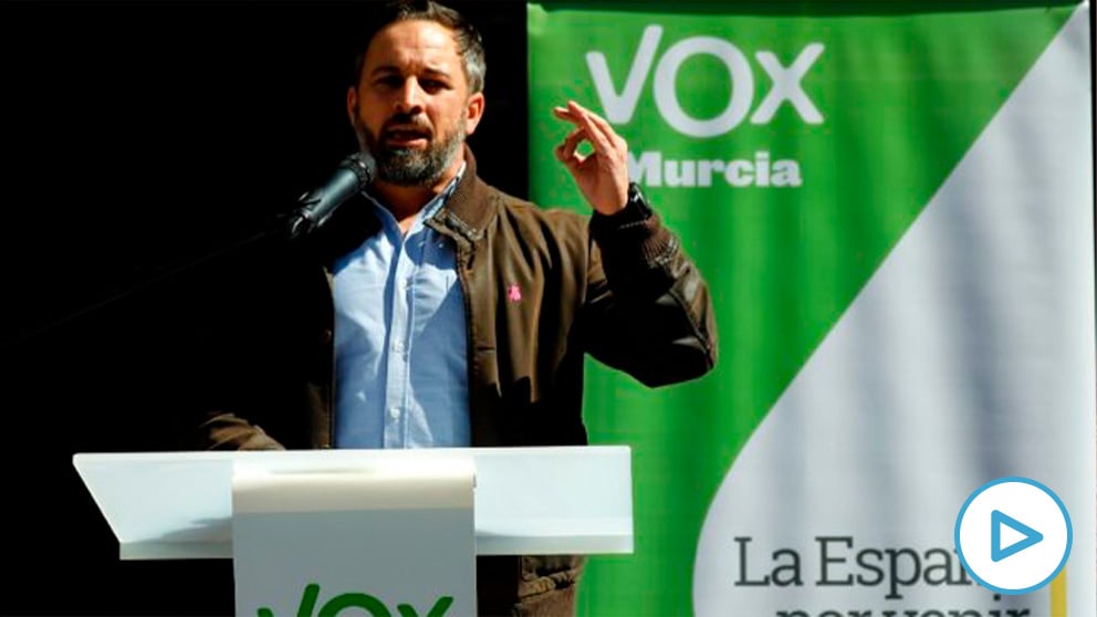 El presidente de VOX, Santiago Abascal, interviene durante una rueda de prensa en en la plaza del Cardenal Belluga, en Murcia. (Foto: Europa Press)