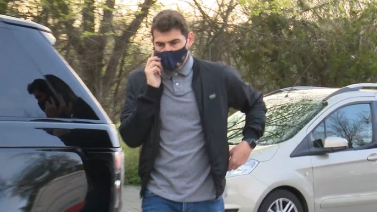 Iker Casillas cazado en la calle (Gtres)