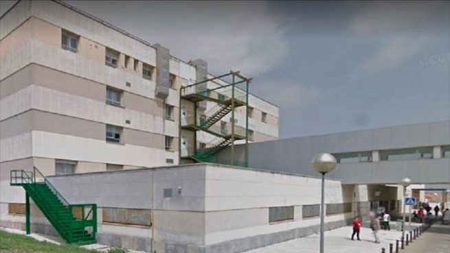Detenida por destrozar y robar más de una veintena de vehículos en el parking de un hospital de Cádiz