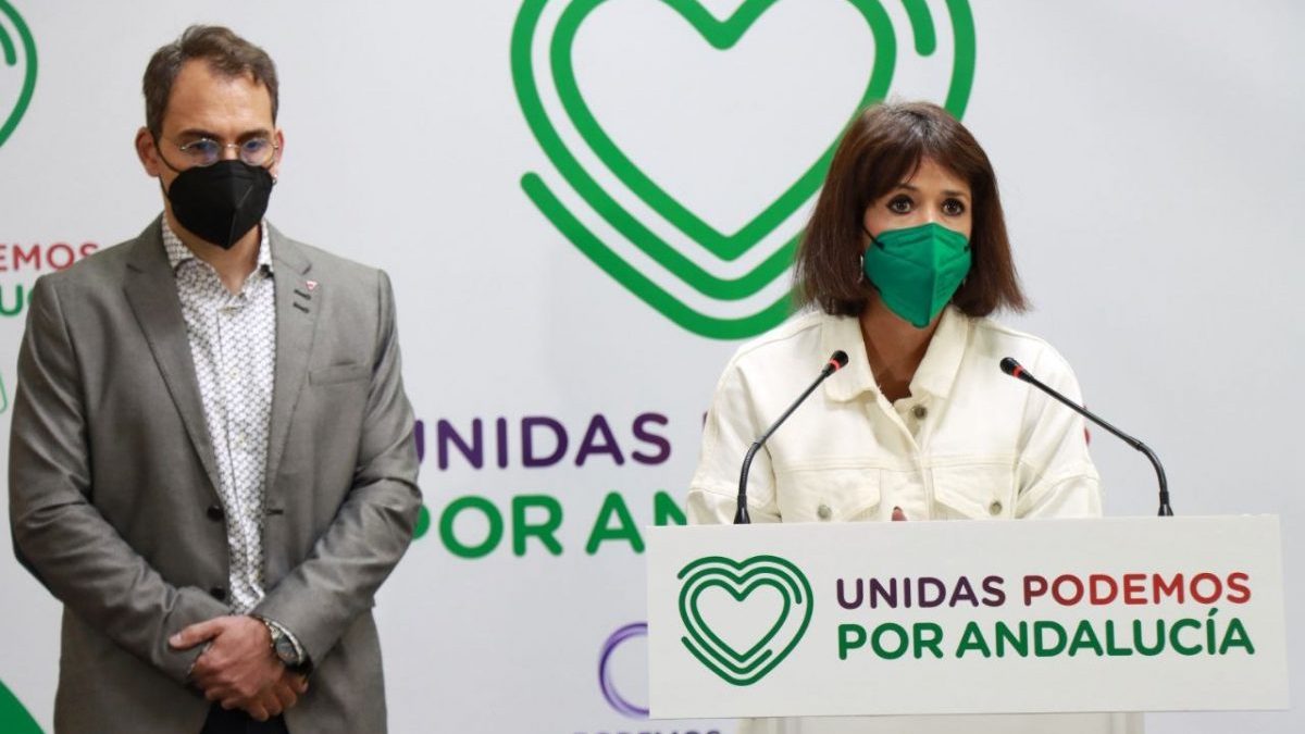El coordinador general de IU Andalucía, Toni Valero (i), y la coordinadora de Podemos Andalucía, Martina Velarde (d).