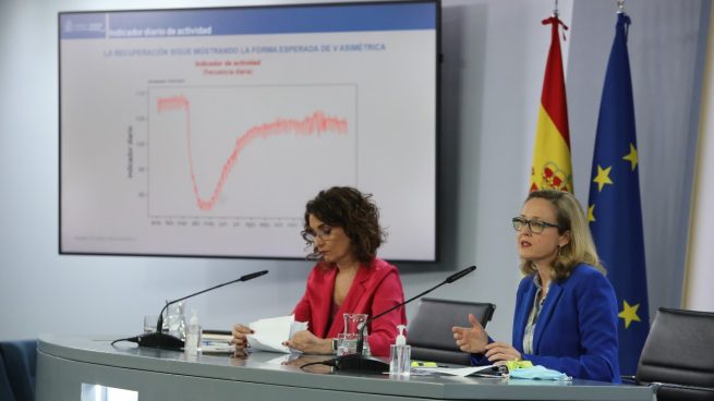 La ministra portavoz y ministra de Hacienda, María Jesús Montero; y la vicepresidenta tercera y ministra de Asuntos Económicos y Transformación Digital, Nadia Calviño