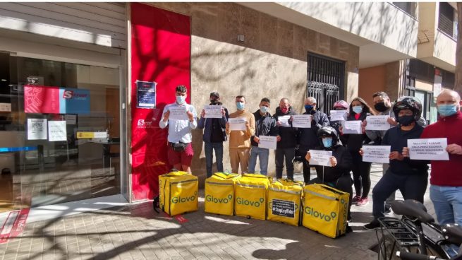 Repartidores se manifiestan frente al SEPE para pedir a los diputados que voten 'no' a la Ley Rider