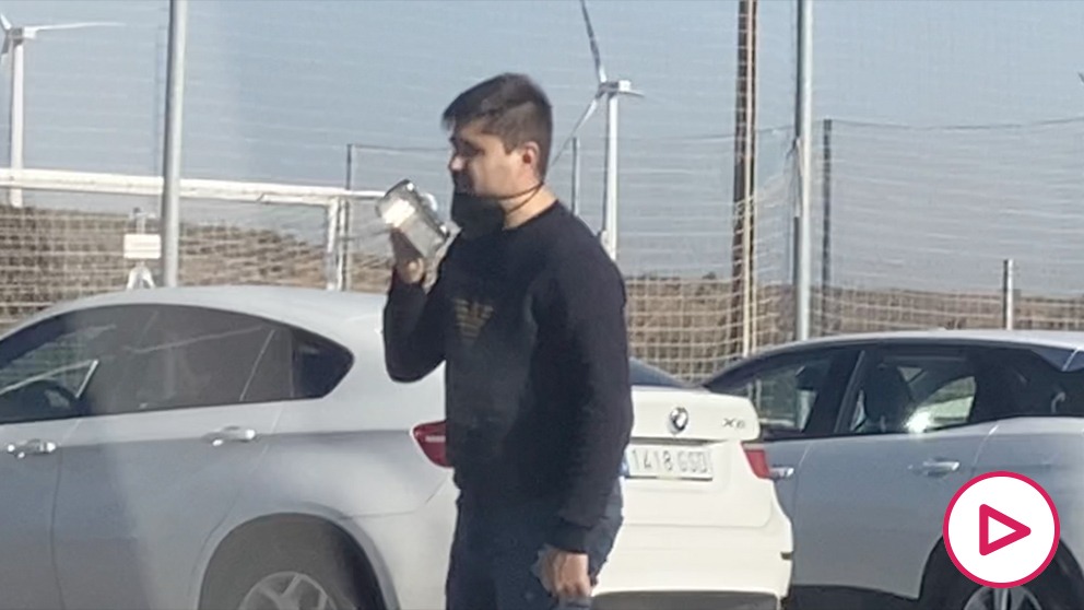 David Aganzo haciendo una entrega de botas pagadas por la AFE para ganar votos. (OKDIARIO)