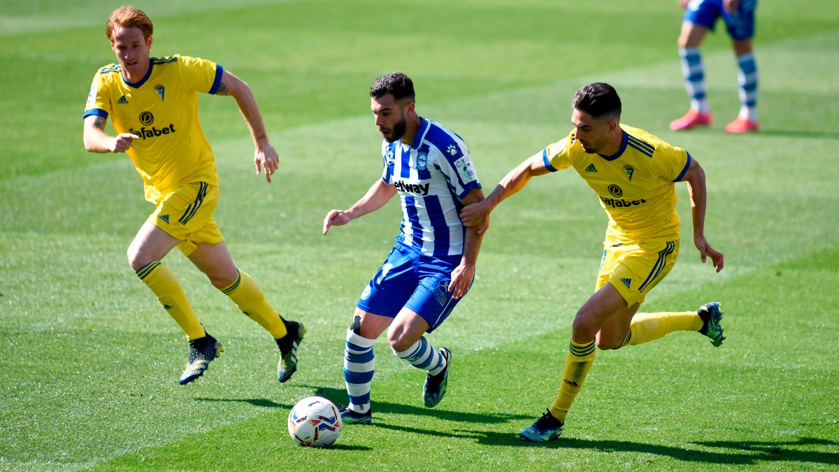 Alavés y Cádiz empatan en Mendizorroza. (EFE)