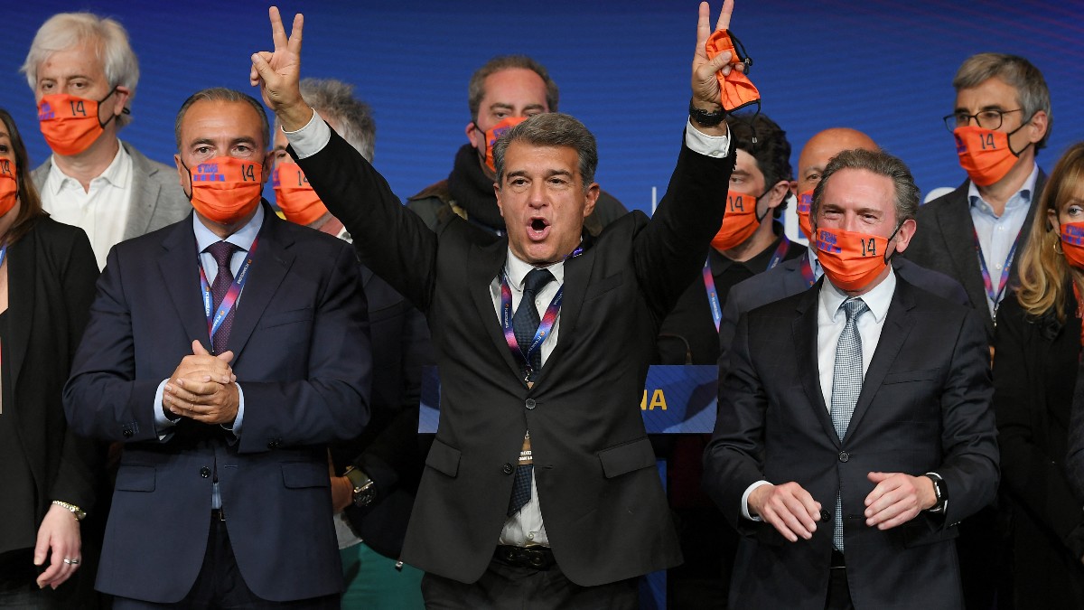 Joan Laporta, junto a su cúpula directiva. (AFP)