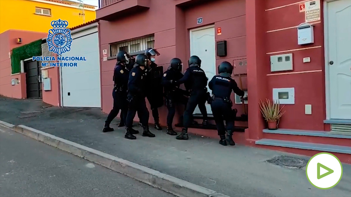 La Policía desarticula una organización que traficaba con inmigrantes y drogas en Tenerife.