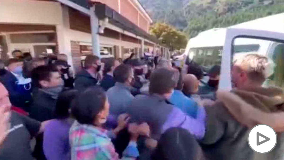 Un grupo de manifestantes apedrea el coche del presidente de Argentina en Chubut.