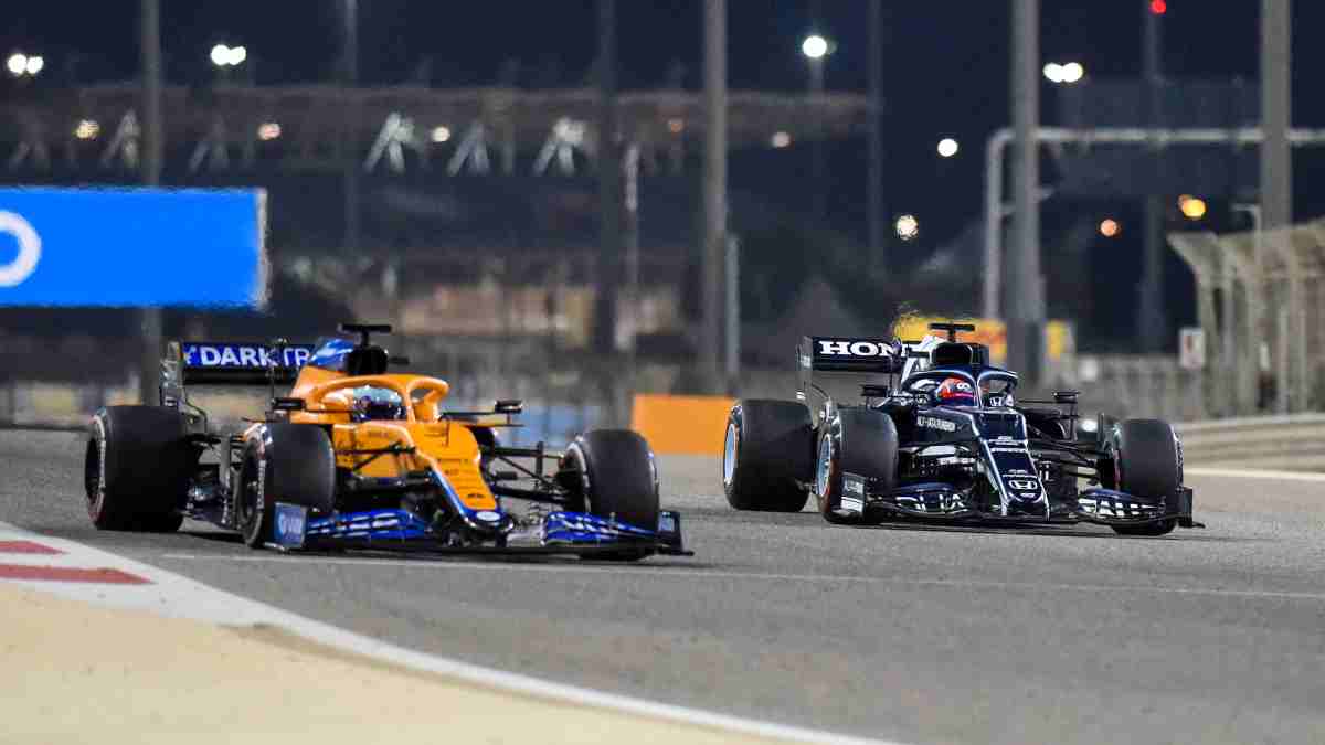 Daniel Ricciardo con el McLaren y Tsunoda con el AlphaTauri. (AFP)