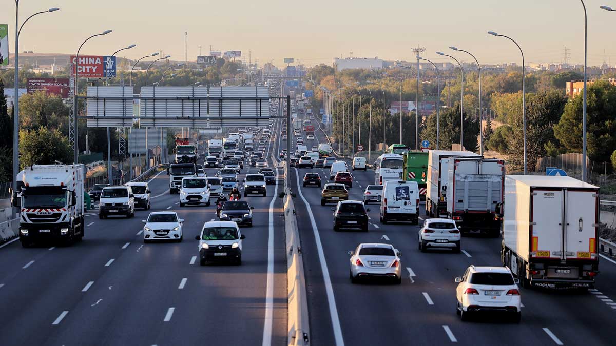 Tráfico en la autovía A-4 con la M-50 a primera hora de la mañana, en Madrid (España). Foto: EP
