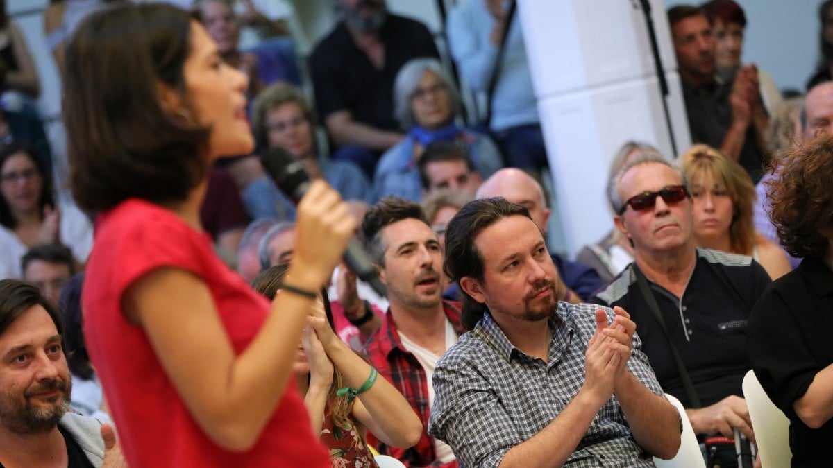 La portavoz de Podemos, Isabel Serrra (primer plano), y el líder de la formación morada, Pablo Iglesias (segundo plano). (Foto: Europa Press)