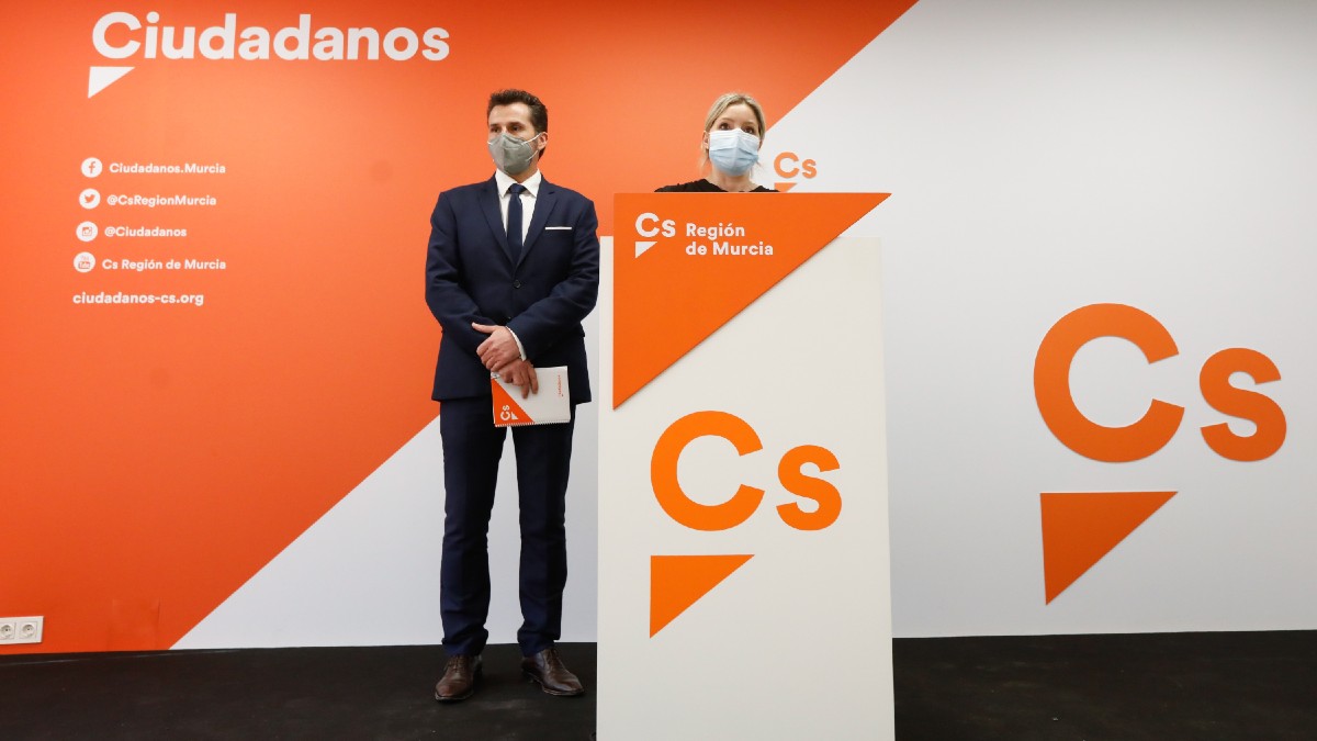 Mario Gómez y Ana Martínez Vidal en rueda de prensa. (Foto: EP)