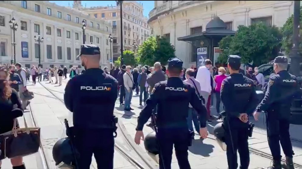 La Policía Nacional evita que simpatizantes de Vox accedan a Plaza Nueva, en Sevilla.